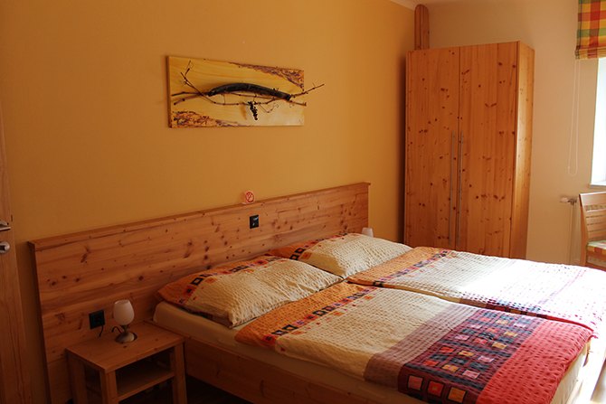 Gästezimmer mit Holzbetten